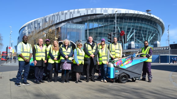 Tottenham Cleaning EV-olution: Group photo-8