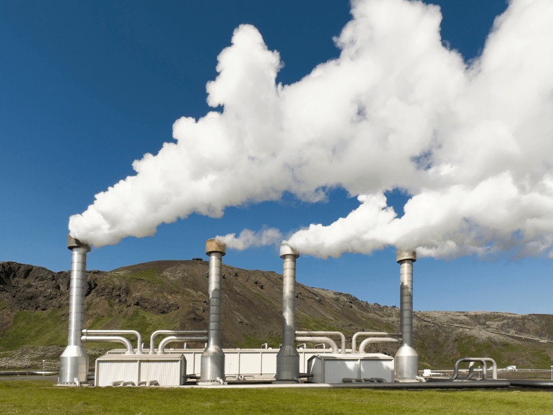 Industrial power plant releasing thick emissions into the sky, symbolizing dirty energy in the United States and its environmental impact.