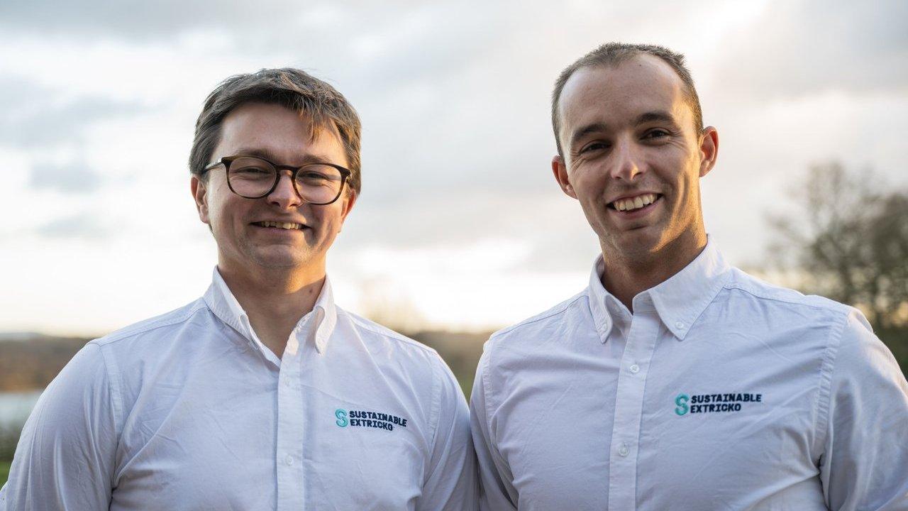 L-R: Joe and Sam Penhaul Smith in Sustainable Extricko shirts outdoors.